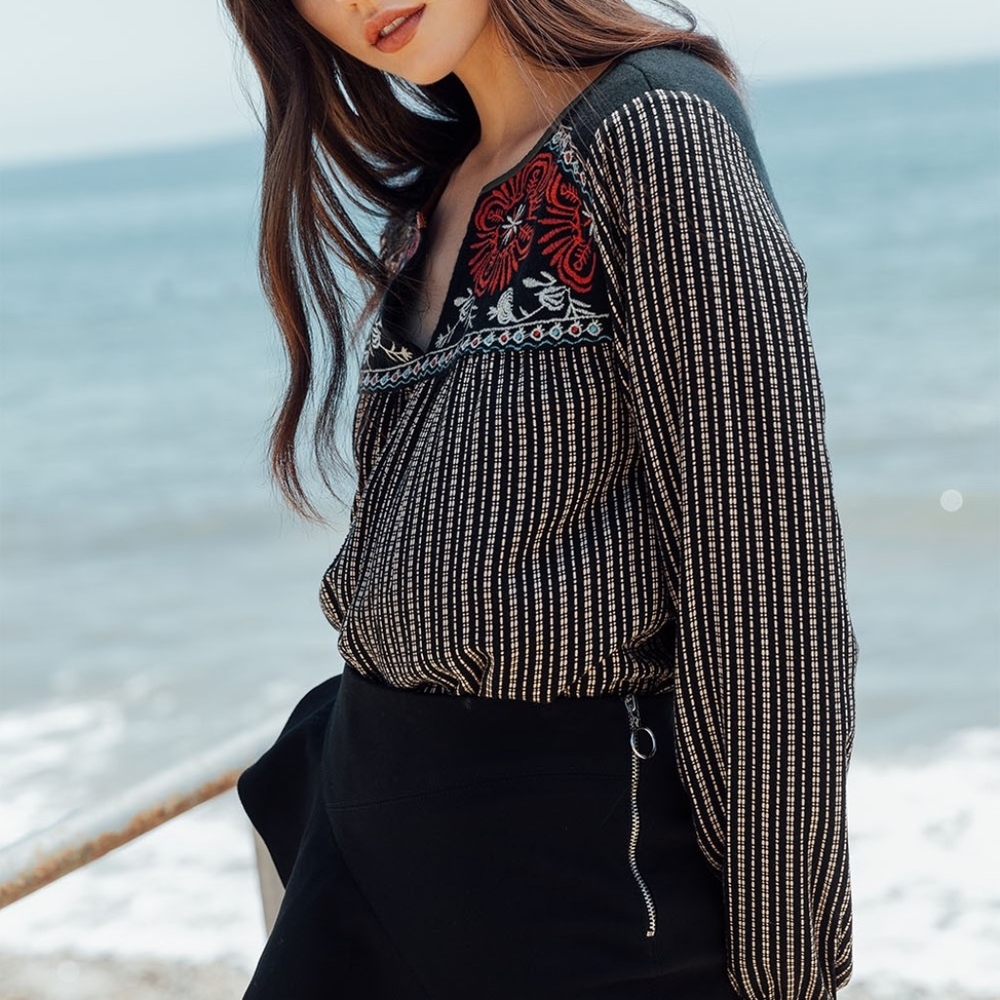 NWT New Embroidered Collar Sweater Contrast Top